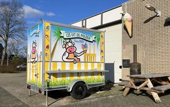 De Gezellige IJskraam van IJs uit de Polder opgesteld bij een evenementenlocatie met kleurrijke decoratie